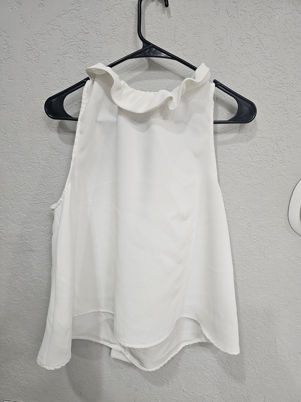The Impeccable Pig White Ruffle Tie-Neck Sleeveless Top | Size L